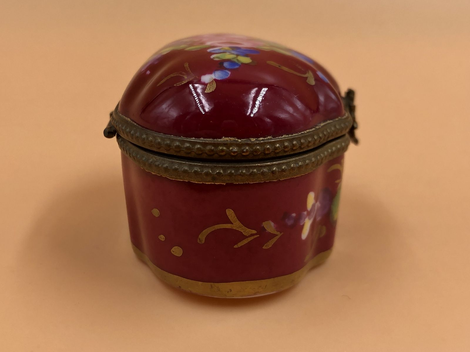 Peint Main Limoges Porcelain France No. 682 Hand Painted Hinged Trinket / Jewelry Box. photo for sale