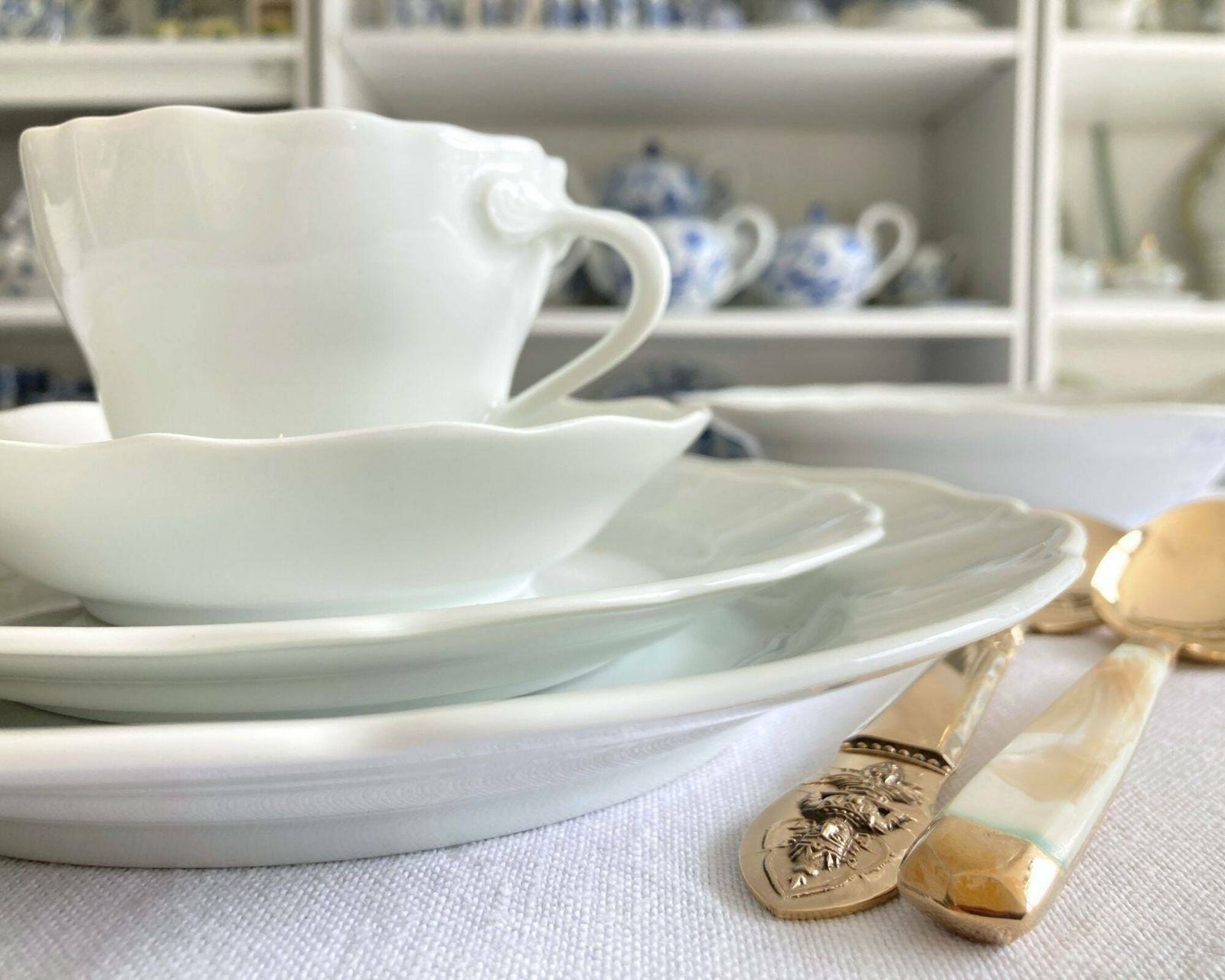 Witte Porseleinen Borden | Servies Met Kopjes En Schoteltjes | 24 Delig Voor 6 Personen | Hutschenreuther photo for sale