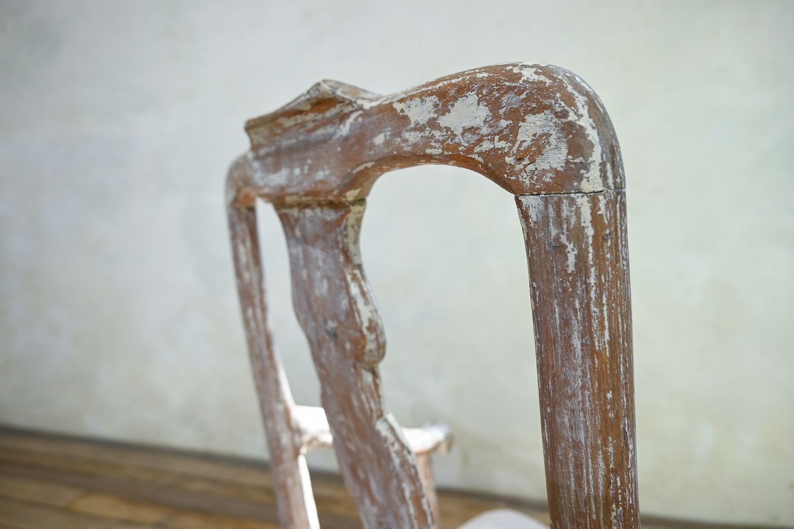 photo vinterior An 18th Century Swedish Gustavian Painted Open Armchair