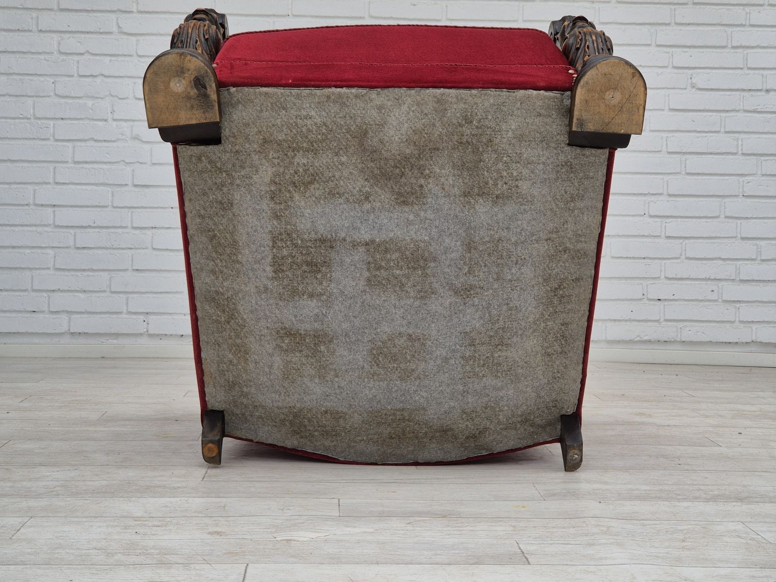 photo vintage Ca. Jaren 1950, Deense Fauteuil Met Voetenbank, Meubelvelours, Essenhout.