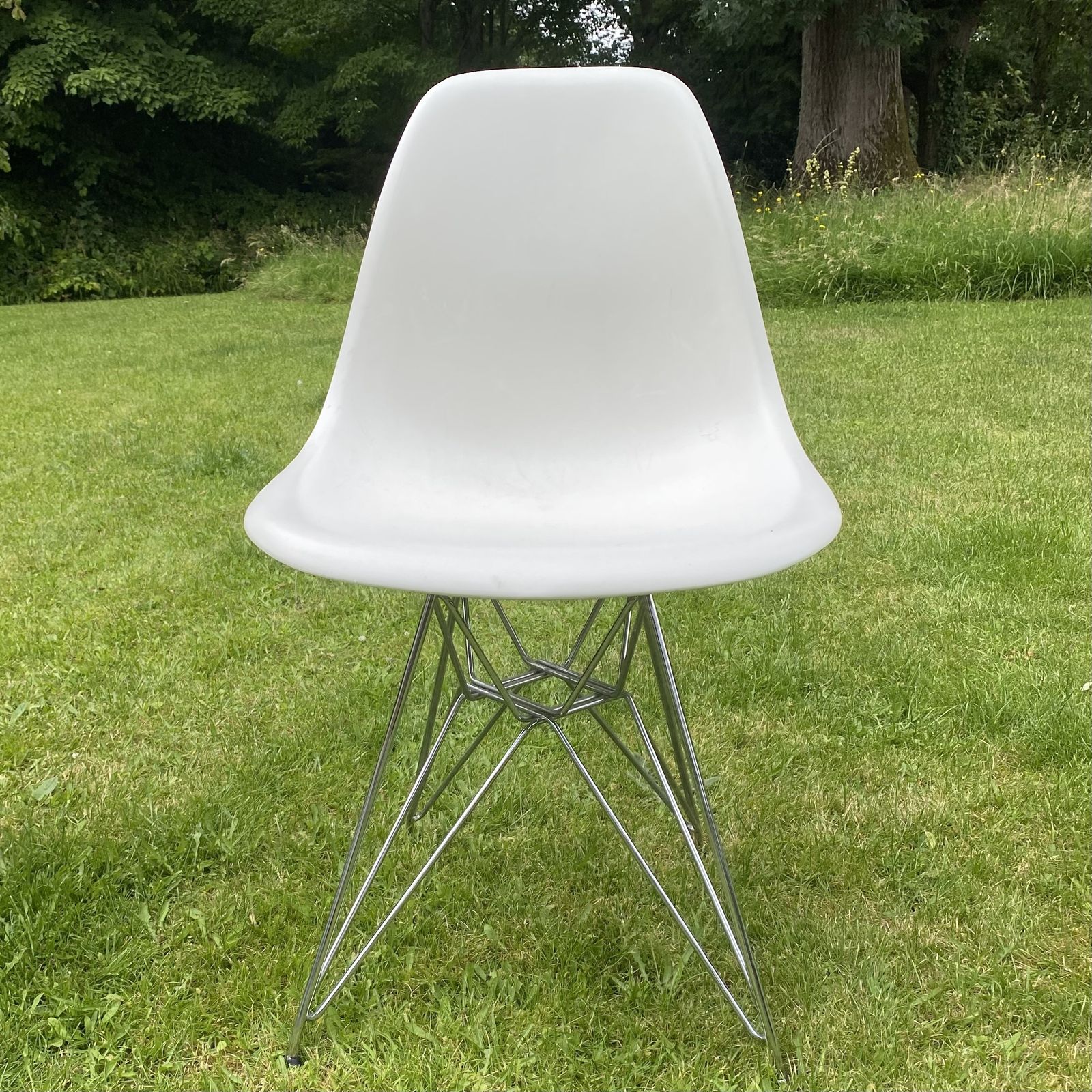 Six Vitra Eames Dsr Chairs Re photo vinterior