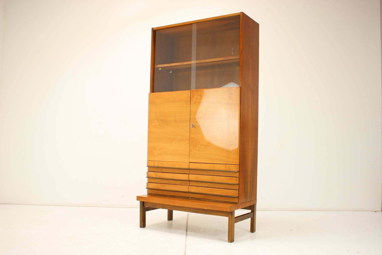 Commode van ZNZ Bratislava, Tsjecho-Slowakije, ca. jaren 1960 photo vinterior