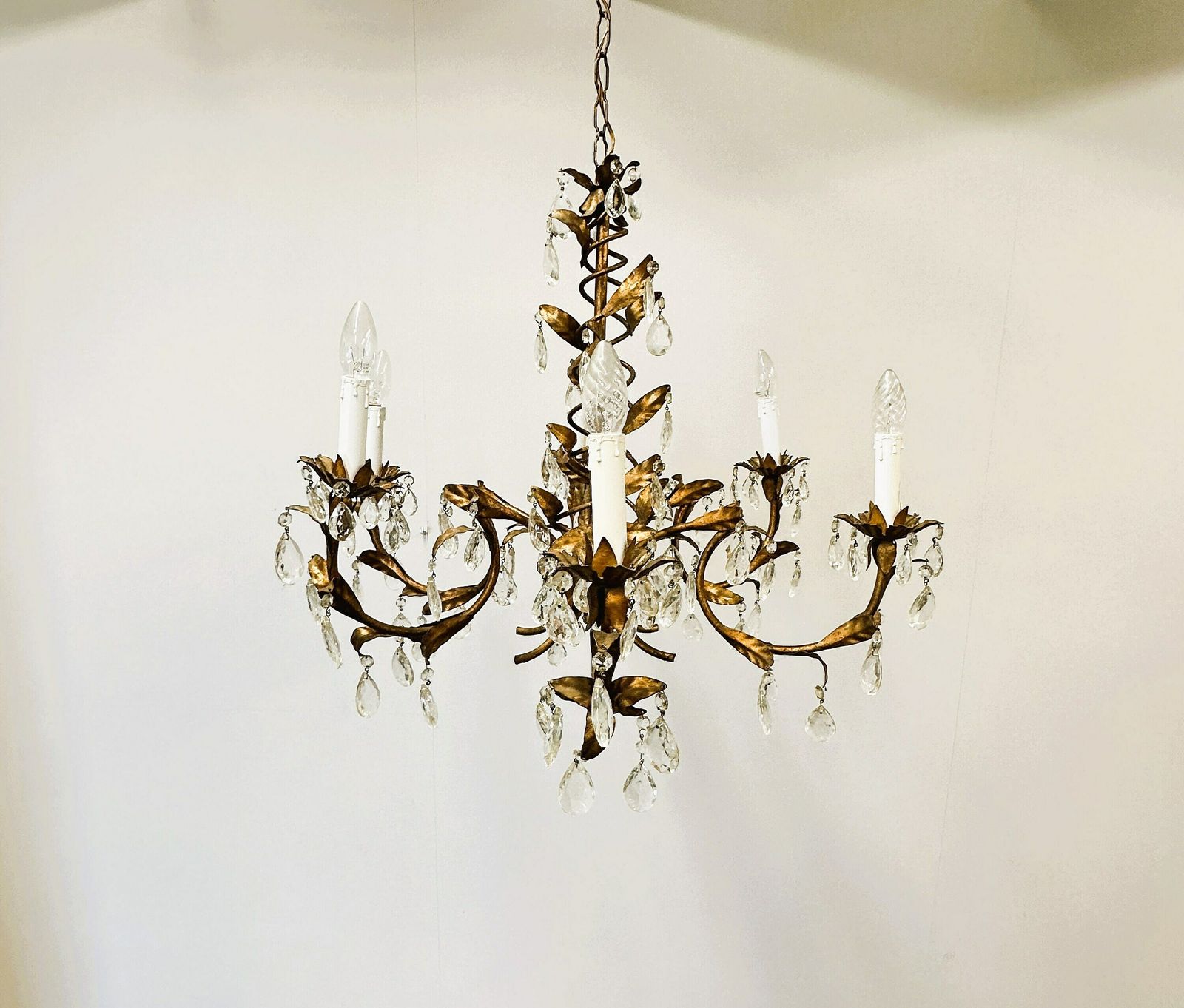 Vintage Kristallen Kroonluchter Met Bladgoud En 6 Lichtpunten, Ca. Jaren 1950. photo vintage