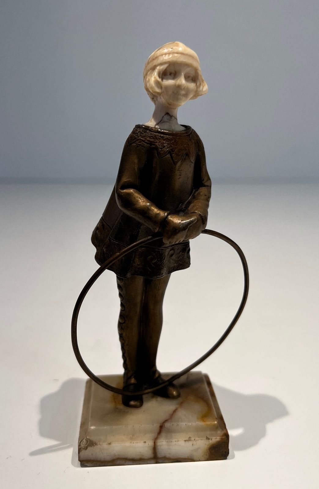 photo vintage Chryselephantine Representing A Young Girl With A Hoop Signed Bertrand On Its Onyx Base