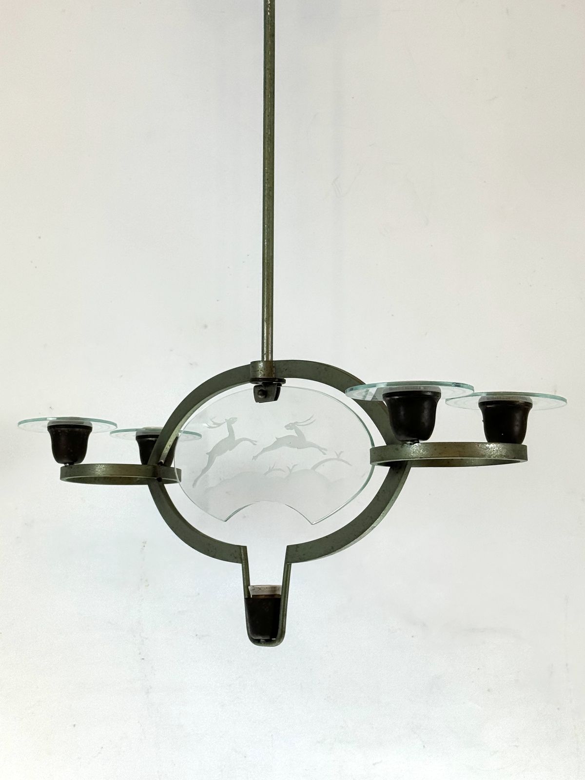 photo vintage Pietro Chiesa, Art Deco Chandelier In Solid Lacquered Brass And Glass. Italy 1930s