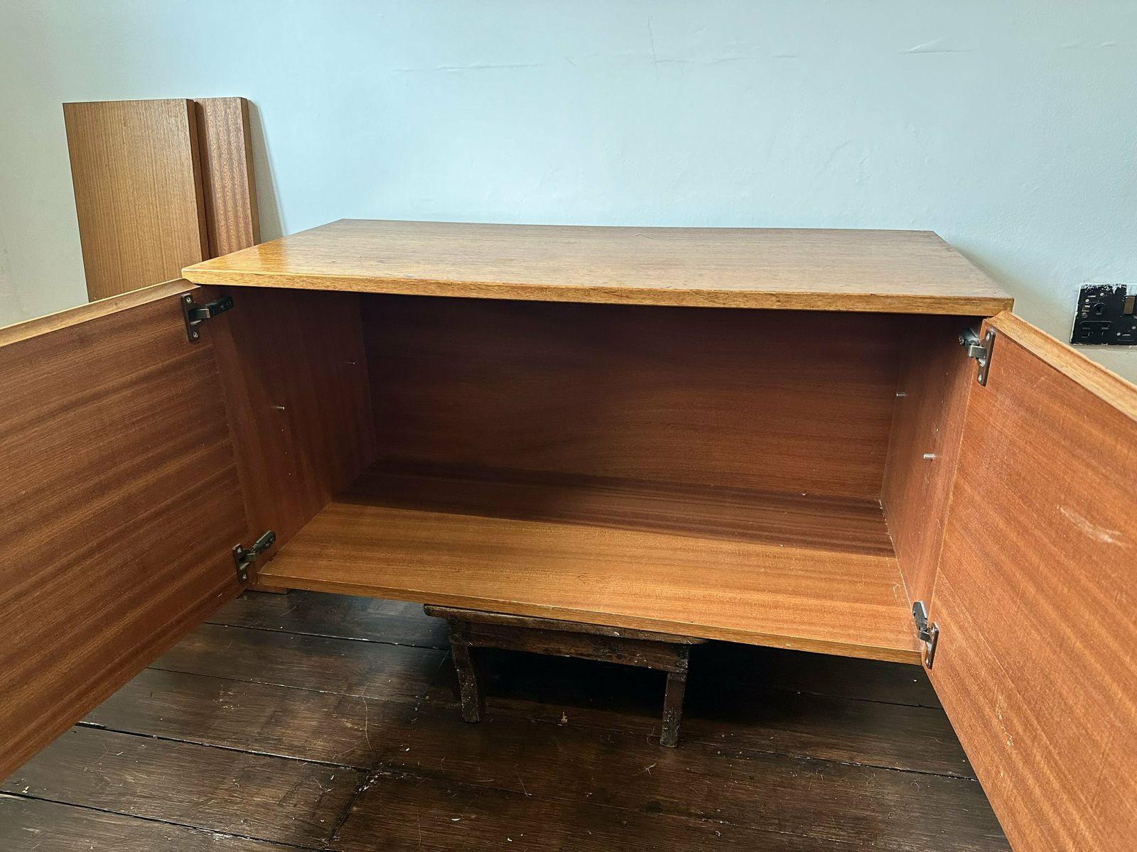 Beaver & Tapley Floating Cabinet photo vinterior