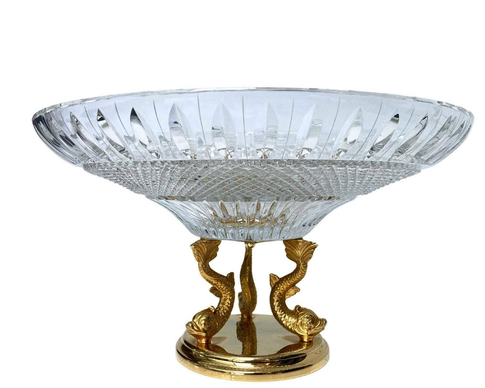 Franse Kristallen Schaal Op Voet | 1 Stuk | Surtout De Table | Dolfijnfiguren In Goud photo for sale