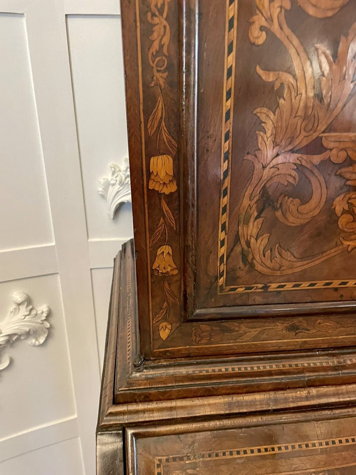 photo furniture Antique William And Mary Outstanding Quality Burr Walnut Inlaid Marquetry Double Dome Bookcase