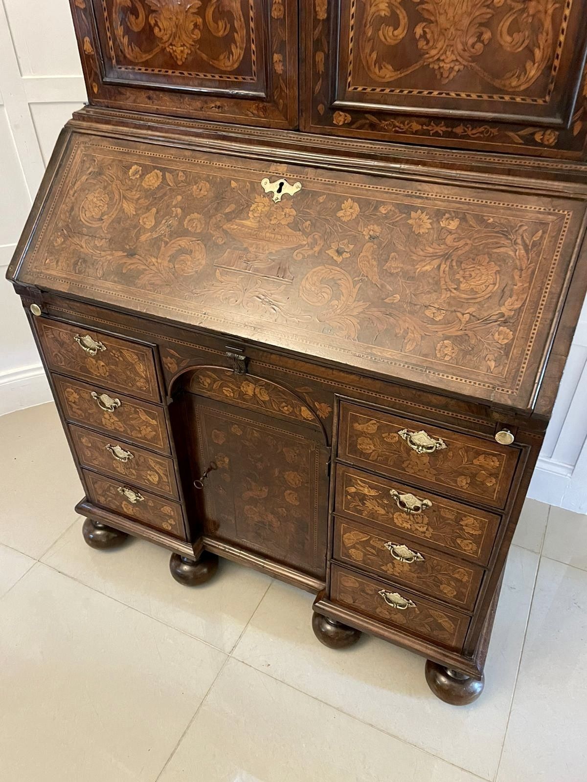 photo vintage Antique William And Mary Outstanding Quality Burr Walnut Inlaid Marquetry Double Dome Bookcase