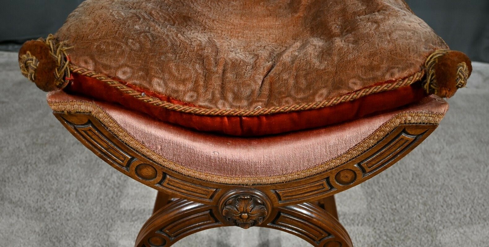 photo vinterior Curule Chair In Solid Walnut, Renaissance Style – Late 19th Century
