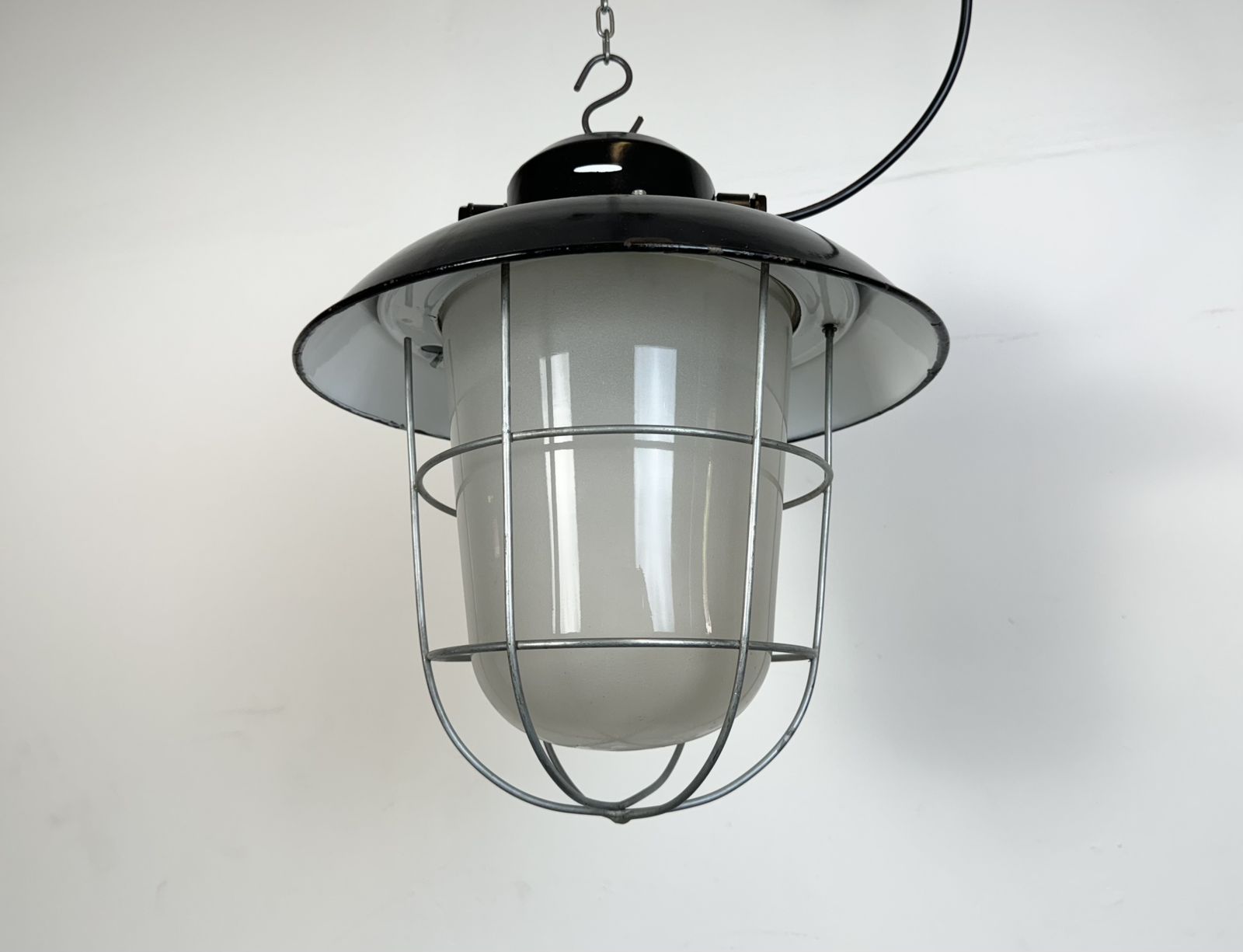 photo vinterior Industrial Black Enamel Factory Hanging Lamp, 1960s, 13x