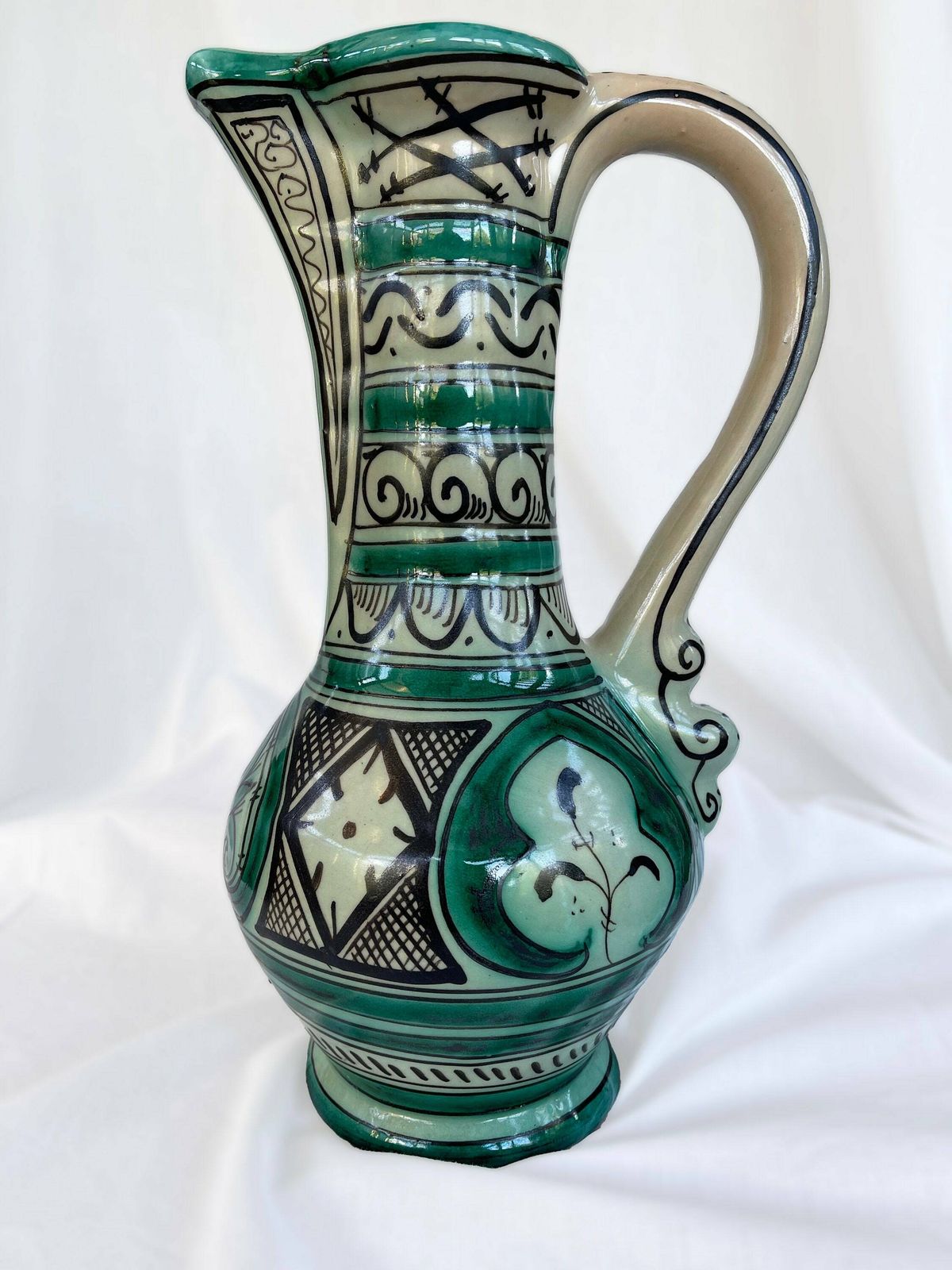 photo furniture Large Vintage Earthenware Siglo XIII Paterna Jug Pitcher With Green Black Geometric Motif