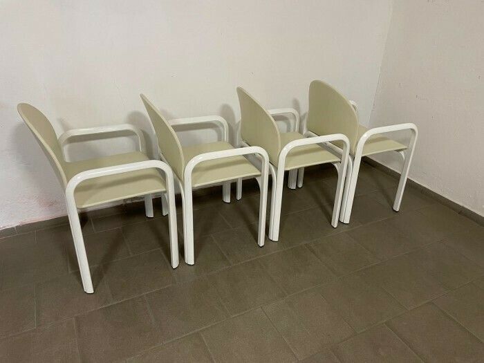 photo furniture Set Of 4 Chairs Gae Aulenti Orsay For Knoll