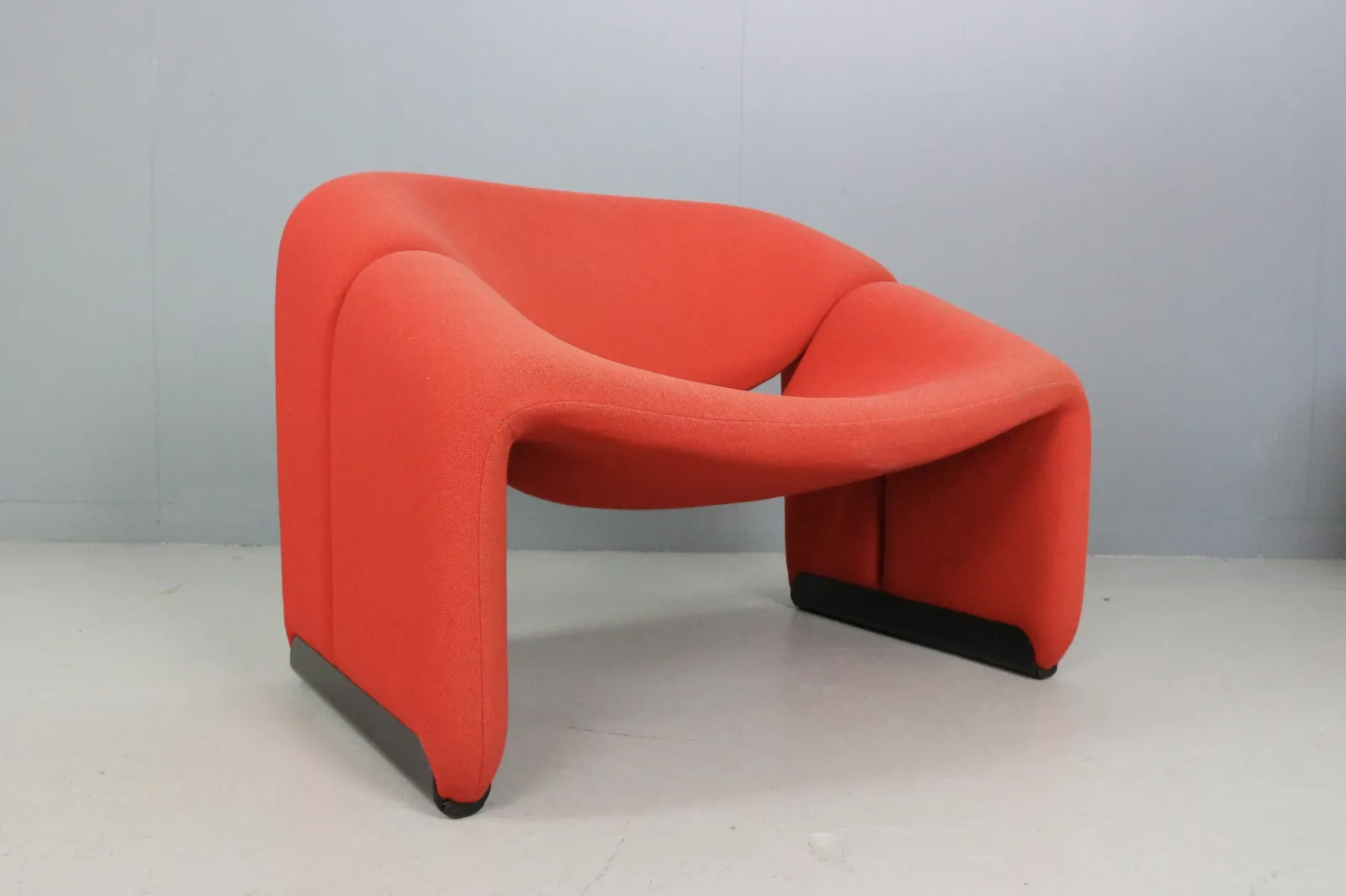 photo for sale Pierre Paulin Set Of 2 F598 Groovy Armchairs For Artifort New Upholstery, 1972