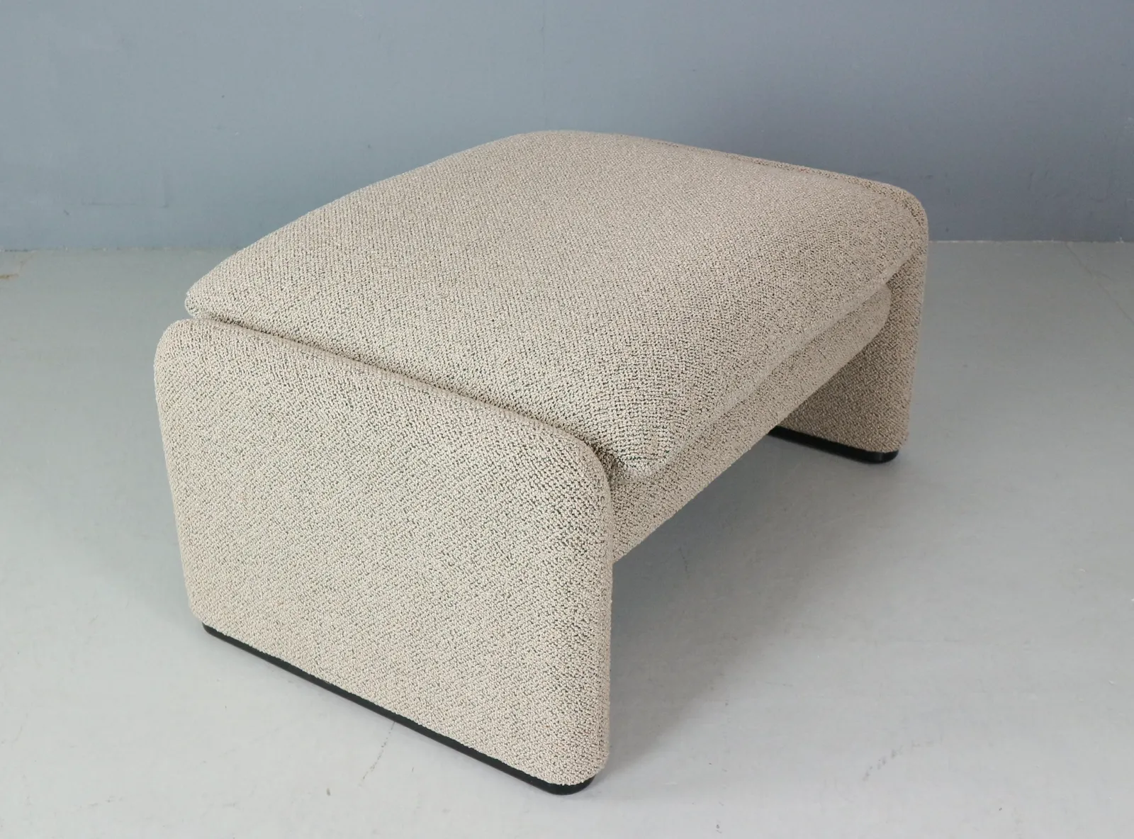 Vico Magistretti "Maralunga" 3 Seater And Footstool Re Upholstered For Cassina photo vinterior