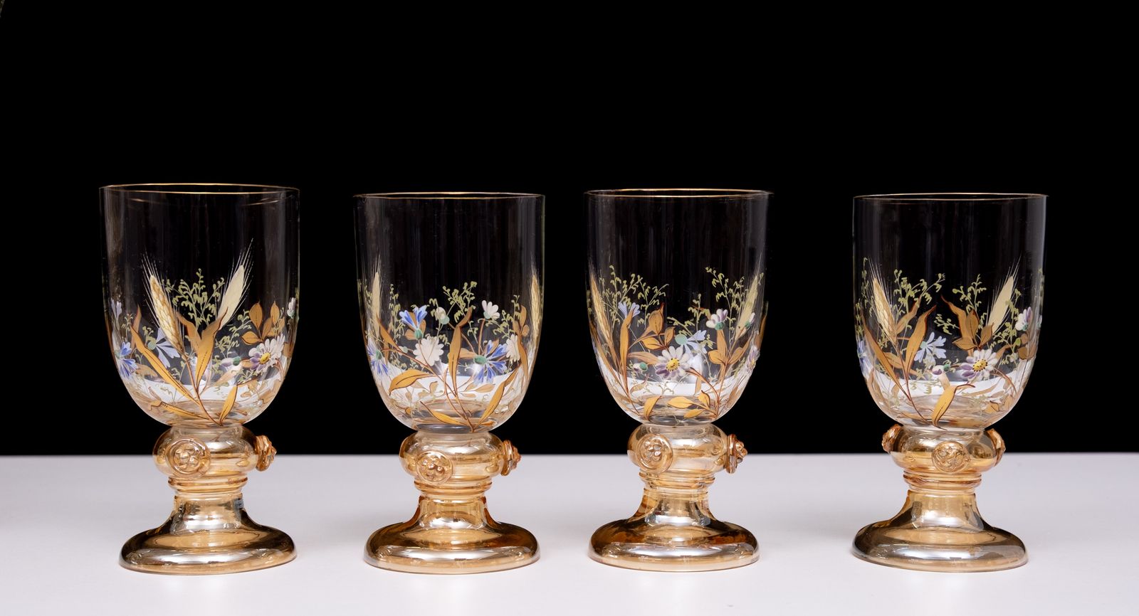 photo furniture Antiek Geëmailleerd Glazen Serveerset Voor Fruit, Dessert Of Punch. 1880