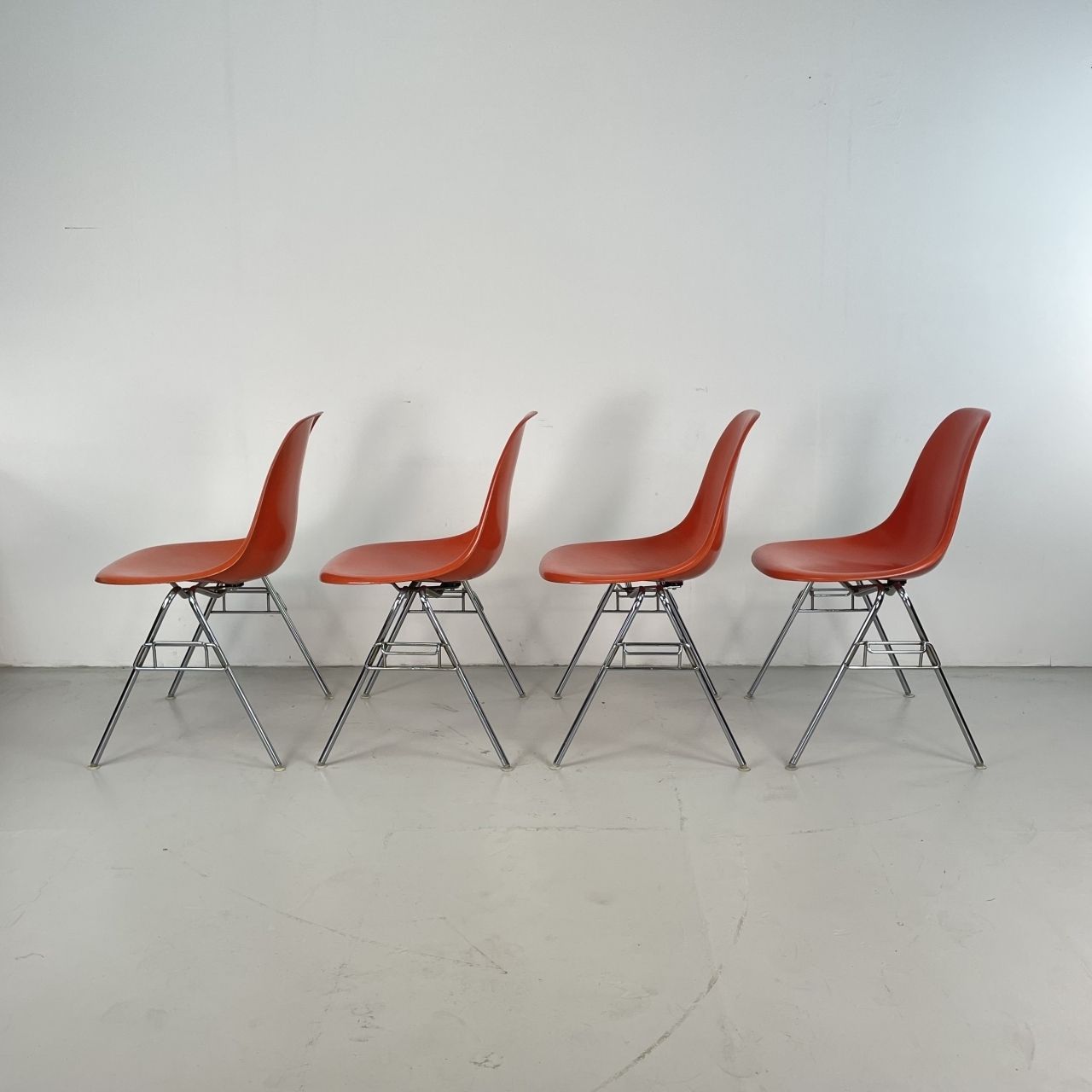 Set Of 4 Eames For Herman Miller Dss Side Chairs In Coral photo vintage