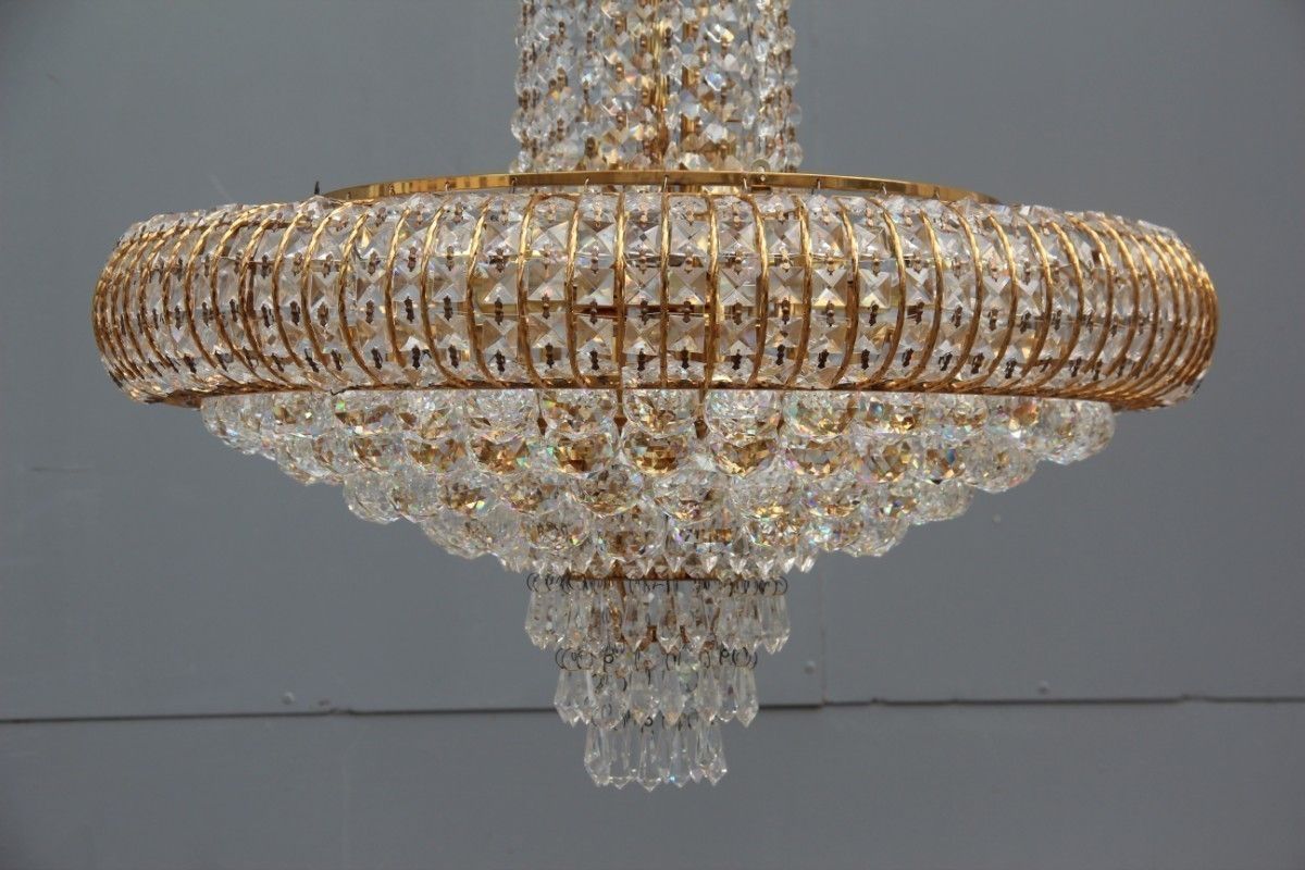 photo vintage Precious Elegant Italian Chandelier Of 1970 Structure In Gilded Brass  Swarovski Crystals