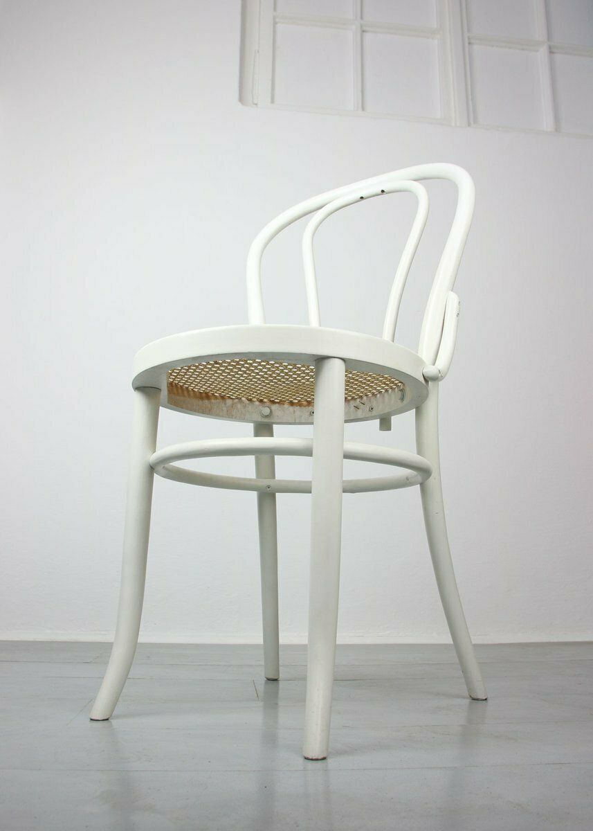 photo vintage No. 18 White Chairs Attributed To Michael Thonet, Set Of 4