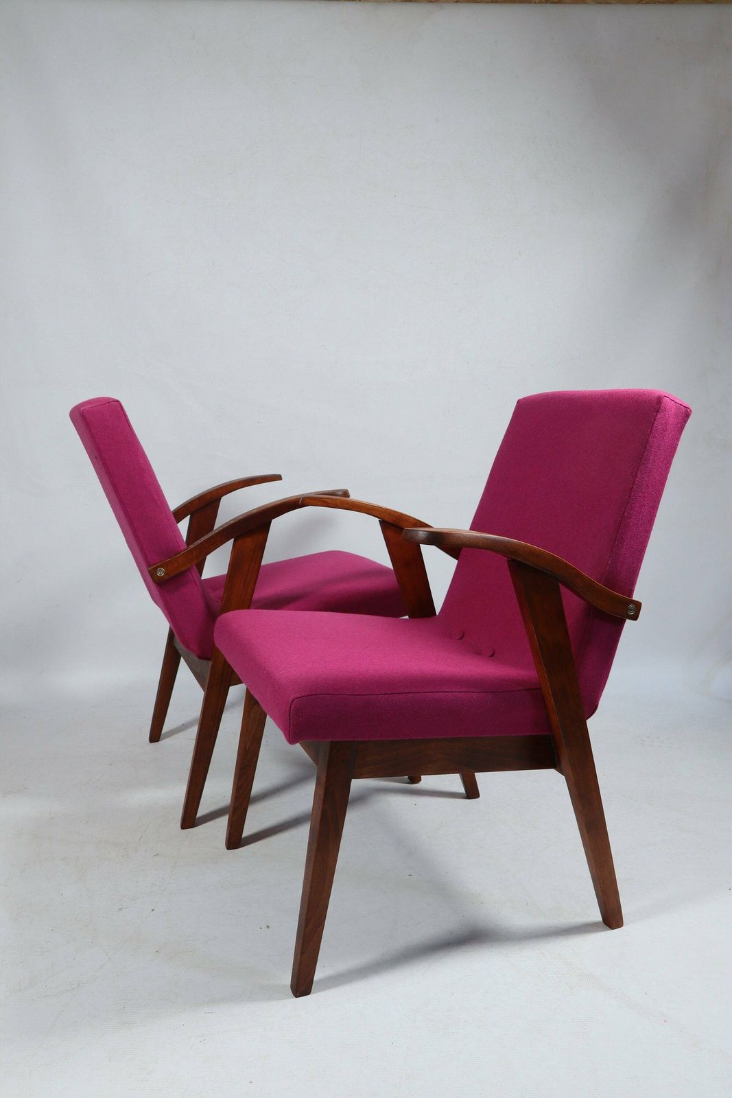 Fuchsia Wool Mid Century Armchair Wooden Lounge Chair Refurbished, 1960s, Poland photo vintage