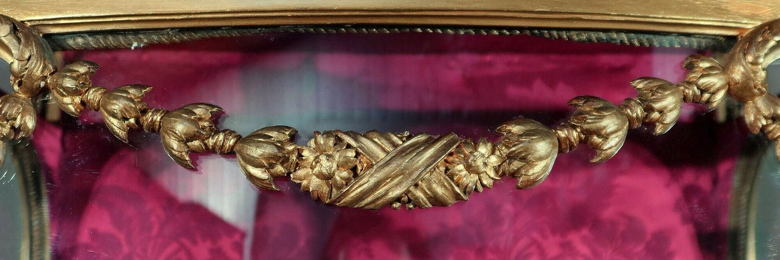 photo furniture Curved Display Cabinet In Gilded Wood, Transition Louis XV Louis XVI – Early 20th Century