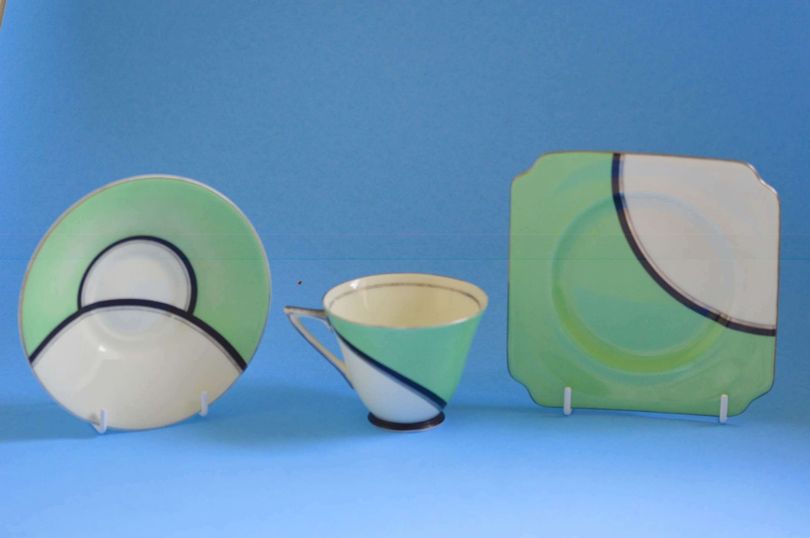 photo furniture Art Deco Royal Doulton "De Luxe" Cup Saucer And Plate