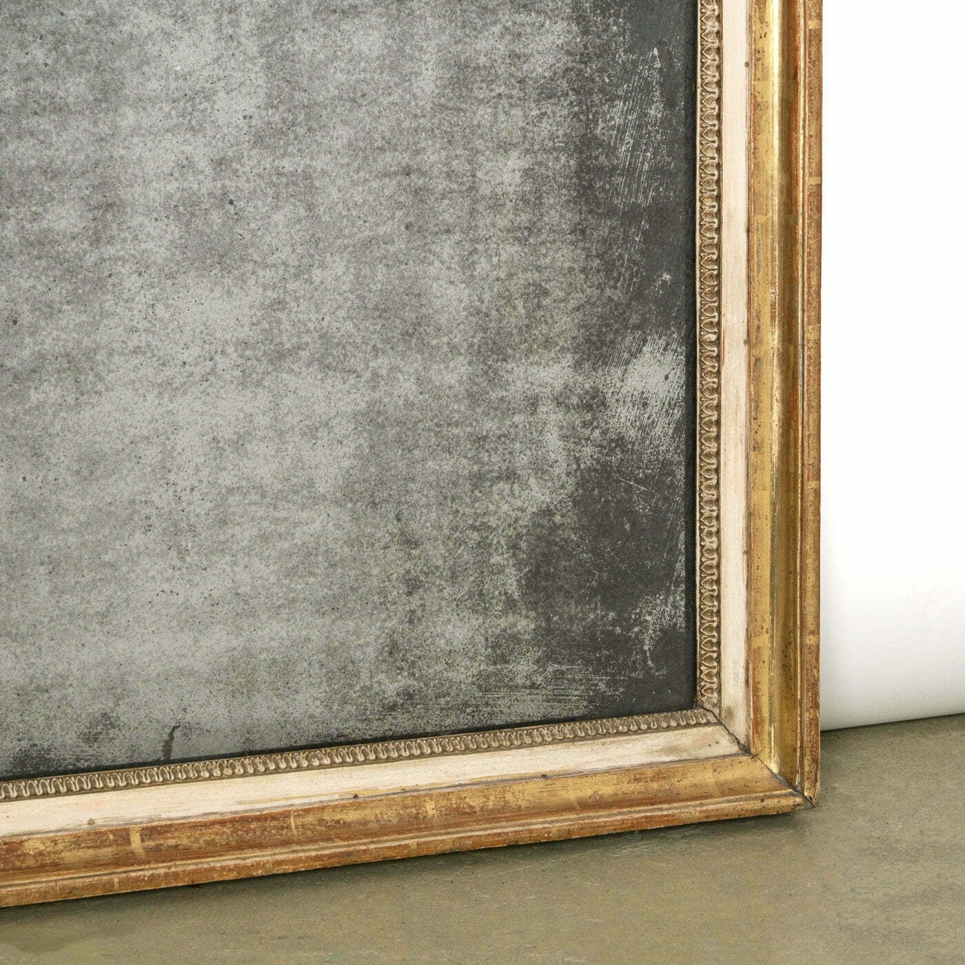 Antieke Franse Vergulde Rechthoekige Spiegel Met Gevlekt Glas – 19e Eeuw photo Woonaccessoires