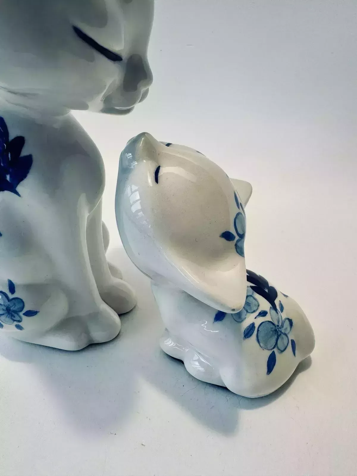 photo vintage Mid Century Mcnees Cat And Kitten Figurines Hand Painted By Sandra Palmer
