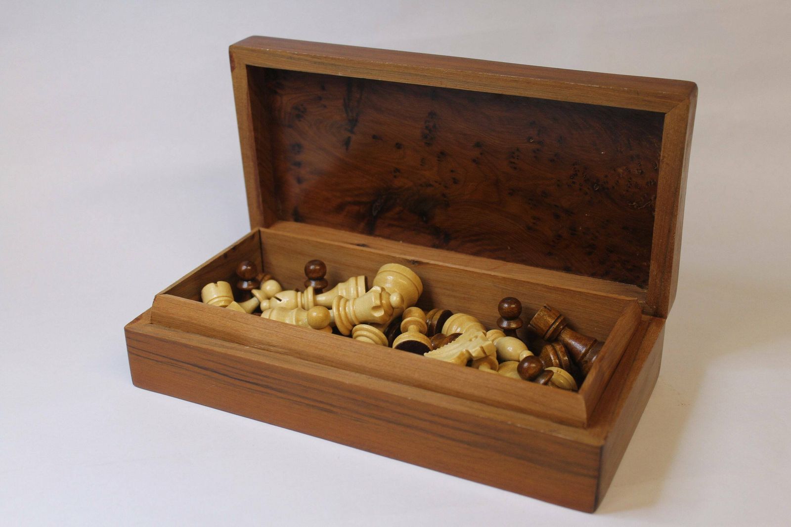 Vintage Quality Wooden Chess Set In A Wooden Box With A Knotted Grain Lid