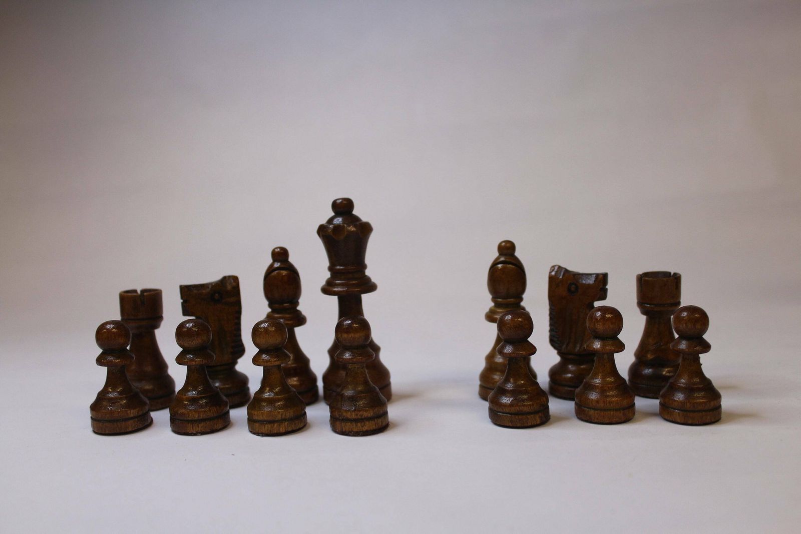 Vintage Quality Wooden Chess Set In A Wooden Box With A Knotted Grain Lid photo 75.0