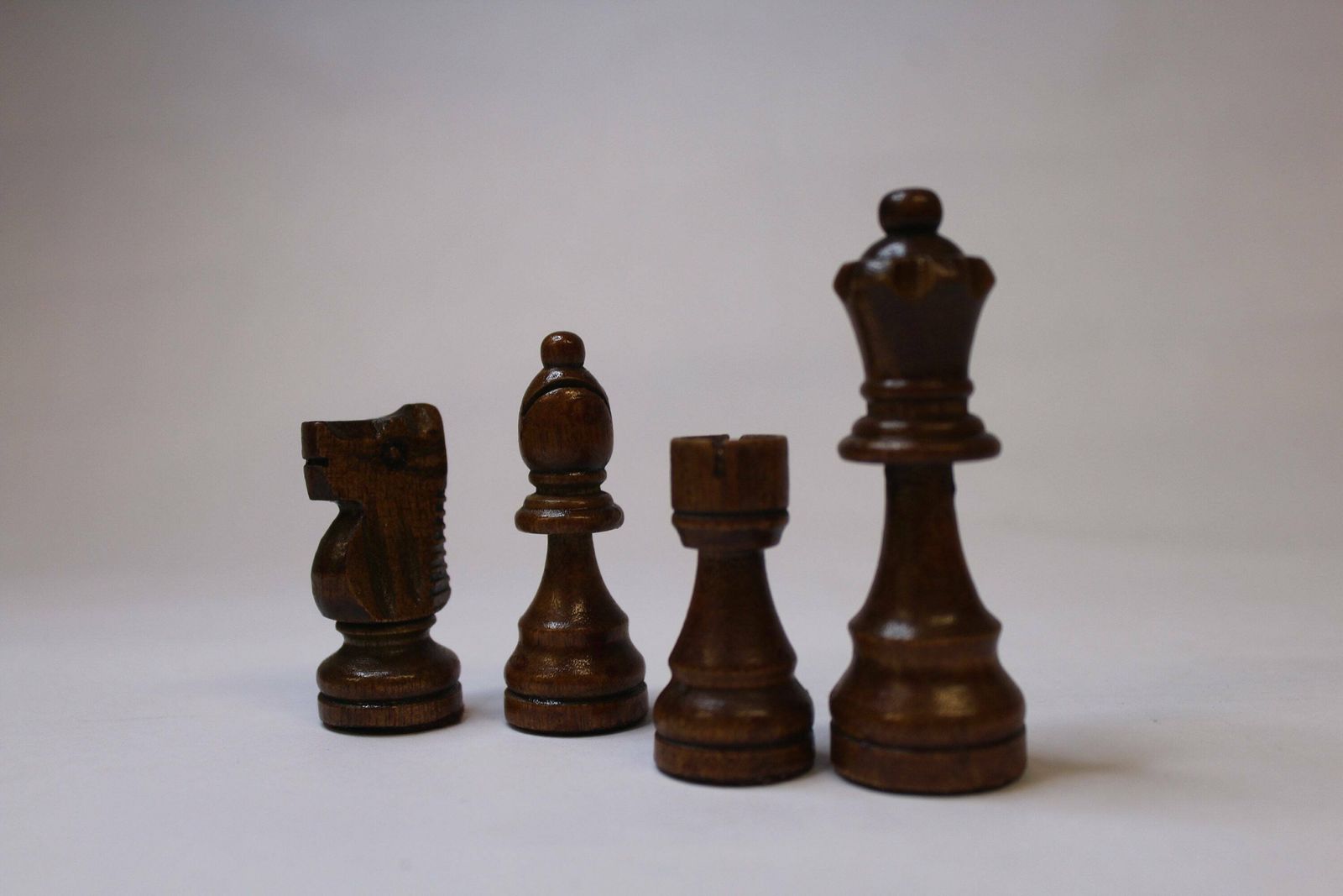 Vintage Quality Wooden Chess Set In A Wooden Box With A Knotted Grain Lid photo vinterior