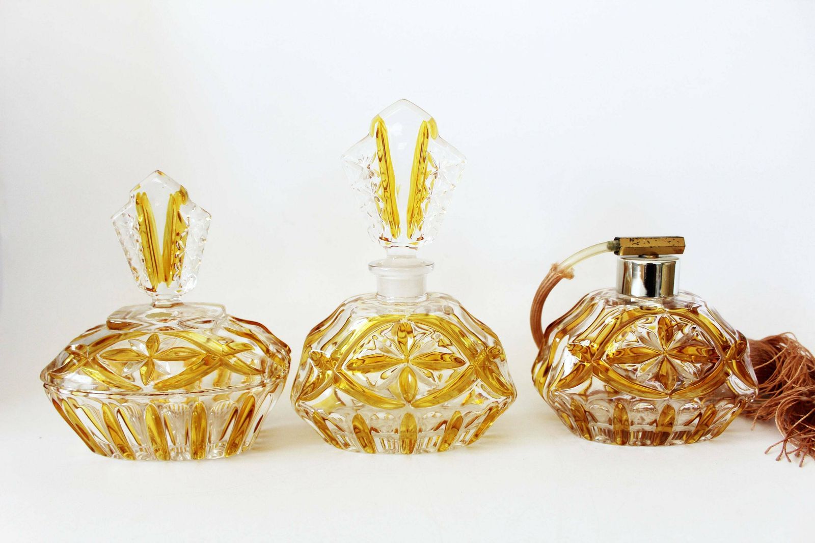 Set Van 3 Delig Art Deco Kristallen Parfumdoos En Verstuiver – Barnsteenkleurig Glas Met Deksel, Boheems Glas, Tsjecho Slowakije, Kristal, Geperst Glas photo 70.0