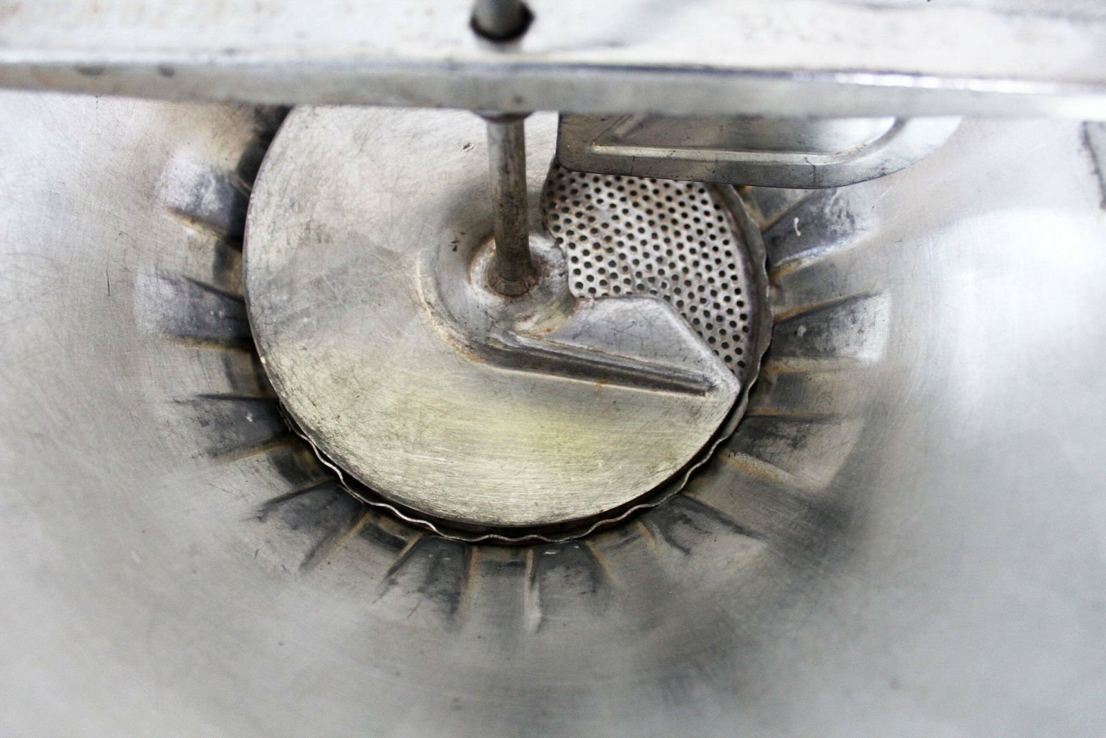 Antiek Grote Belgische Passe Vite Super Voedselmolen – Groente  En Pureezeef, Hakker, Stamper, Keukengereedschap photo for sale