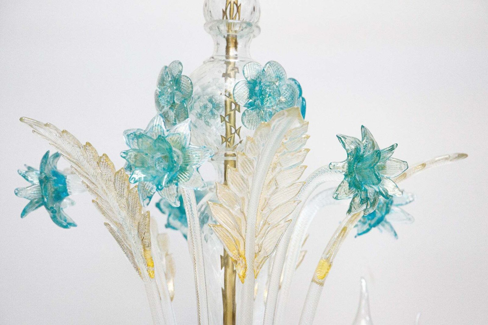 Vintage Venetiaanse Murano Glazen Kroonluchter Met 6 Lichten In Wit En Blauw photo vinterior