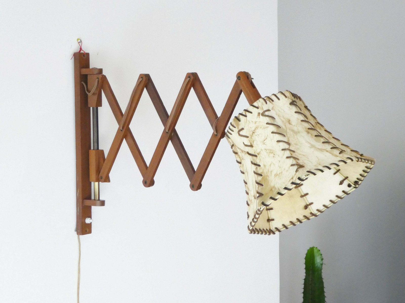 Cute Vintage Wooden Scissor Wall Lamp, Extendable 60s Light With Patched Shade, Accordion Adjustable Lamp With Beige And Brown Fabric Shade