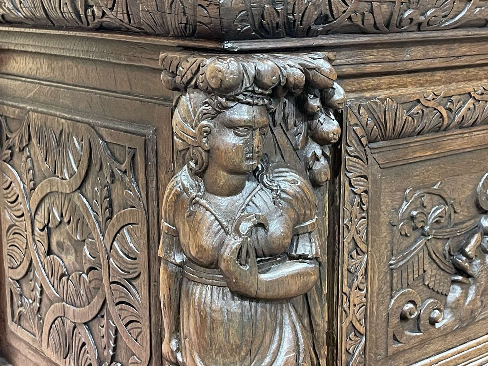 Large Renaissance Oak Chest From The End Of The 17th Century photo vinterior