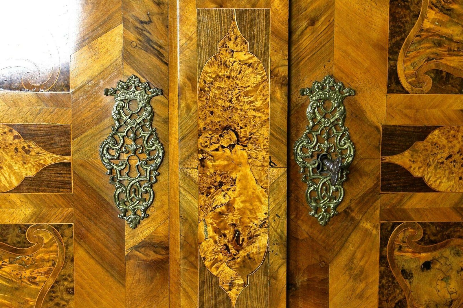 photo vinterior 18th Century Nutwood Baroque Cabinet With Inlay Works , Austria Ca. 1770