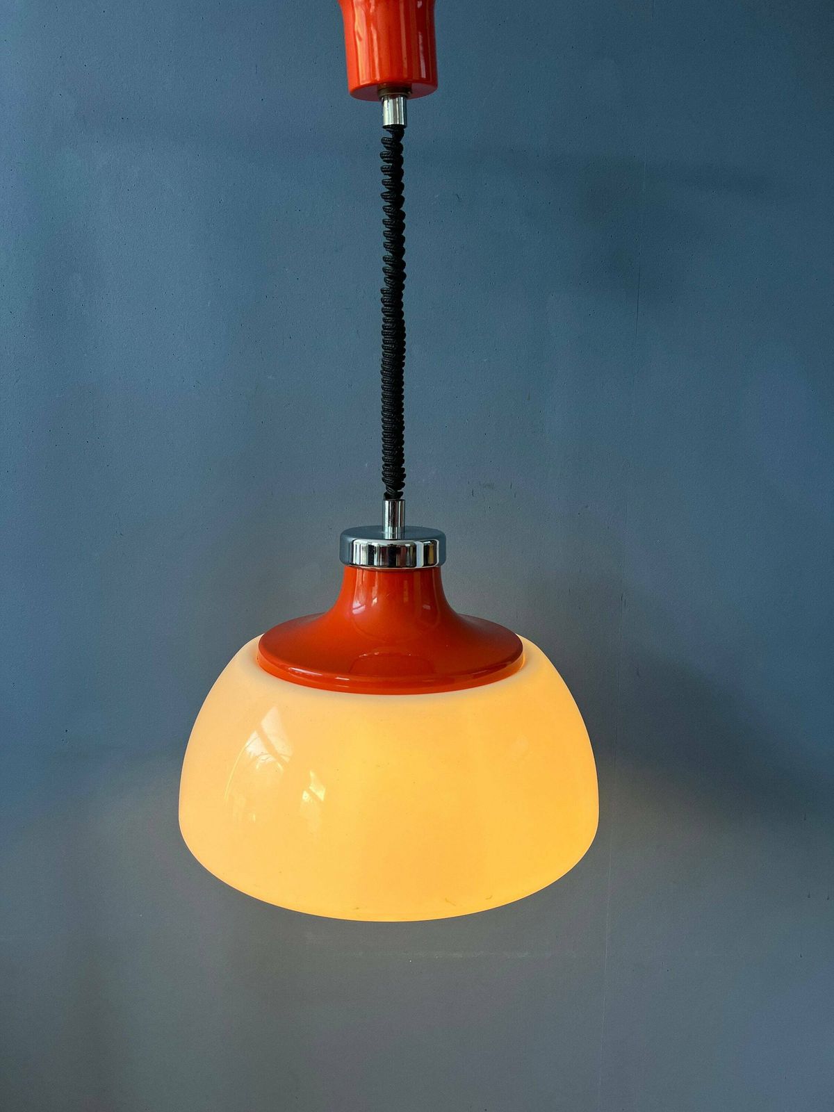 Mid Century Wit Plexiglas Space Age Hanglamp Met Rode Metalen Afdekking photo furniture