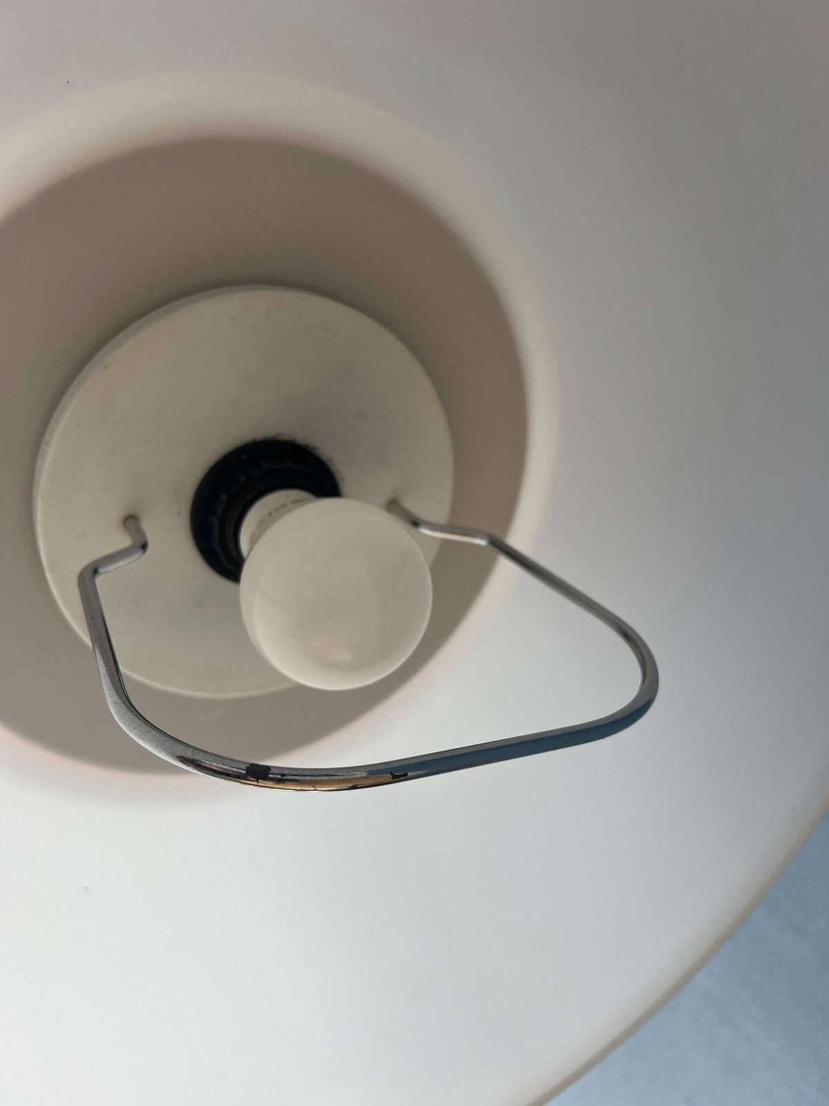 photo for sale Mid Century Wit Plexiglas Space Age Hanglamp Met Rode Metalen Afdekking
