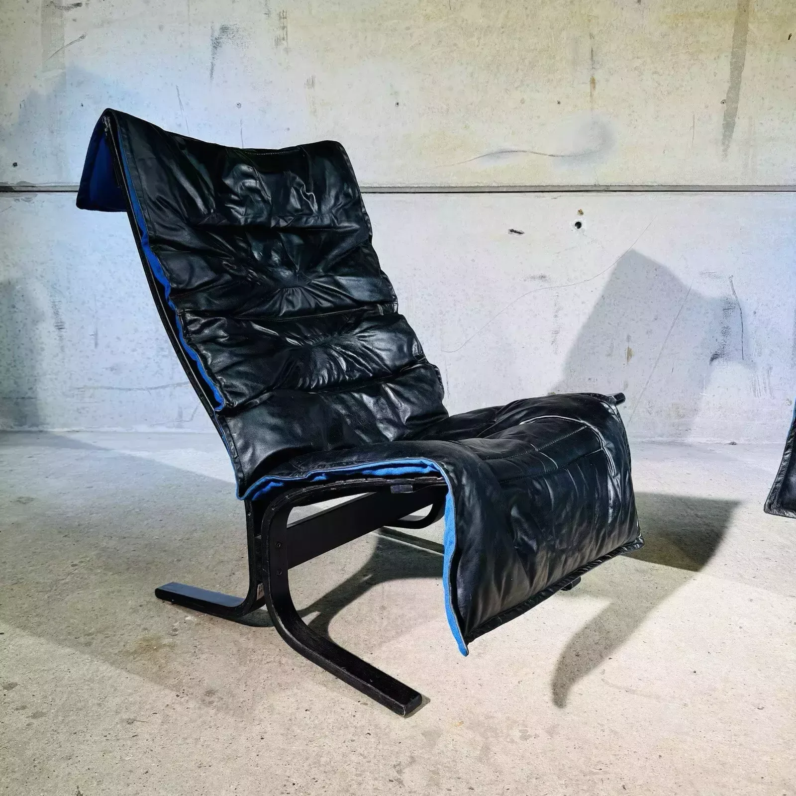 Pair Of Easy Chairs Black Leather By Westnofa, Norway 1970 Bentwood Frame photo for sale