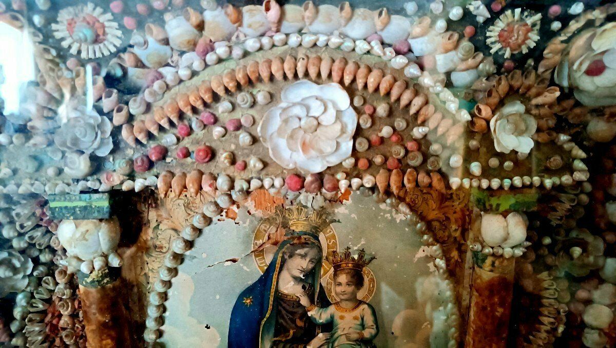 Large Execution Of The Madonna In A Setting Of Coral And Shells, 19th Century photo vinterior