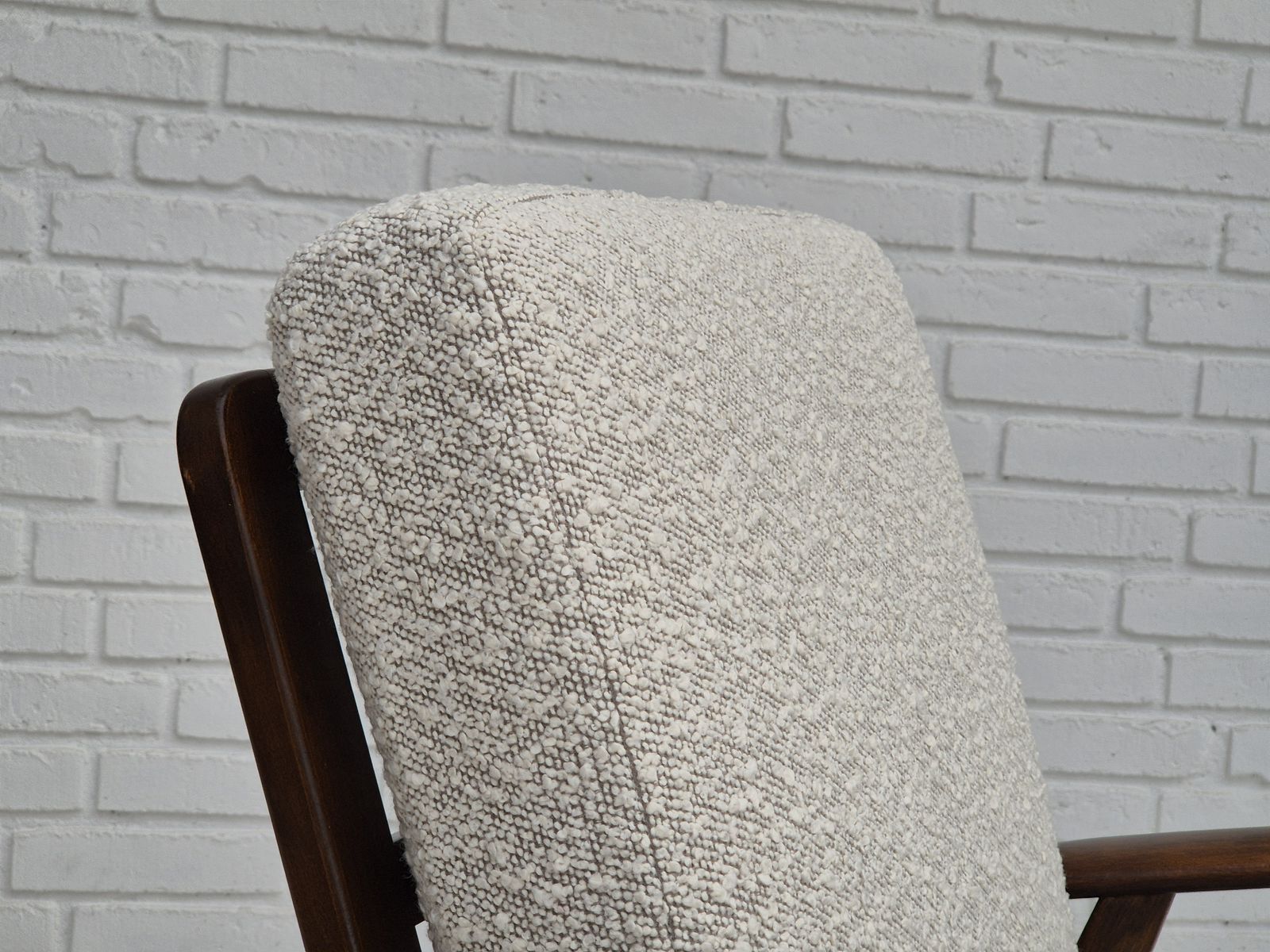 Jaren 1960, Deense Fauteuil, Nagezien En Opgeknapt Met Hoogwaardig Wit/Grijs Meubelstof, Beukenhout. photo 1400.0