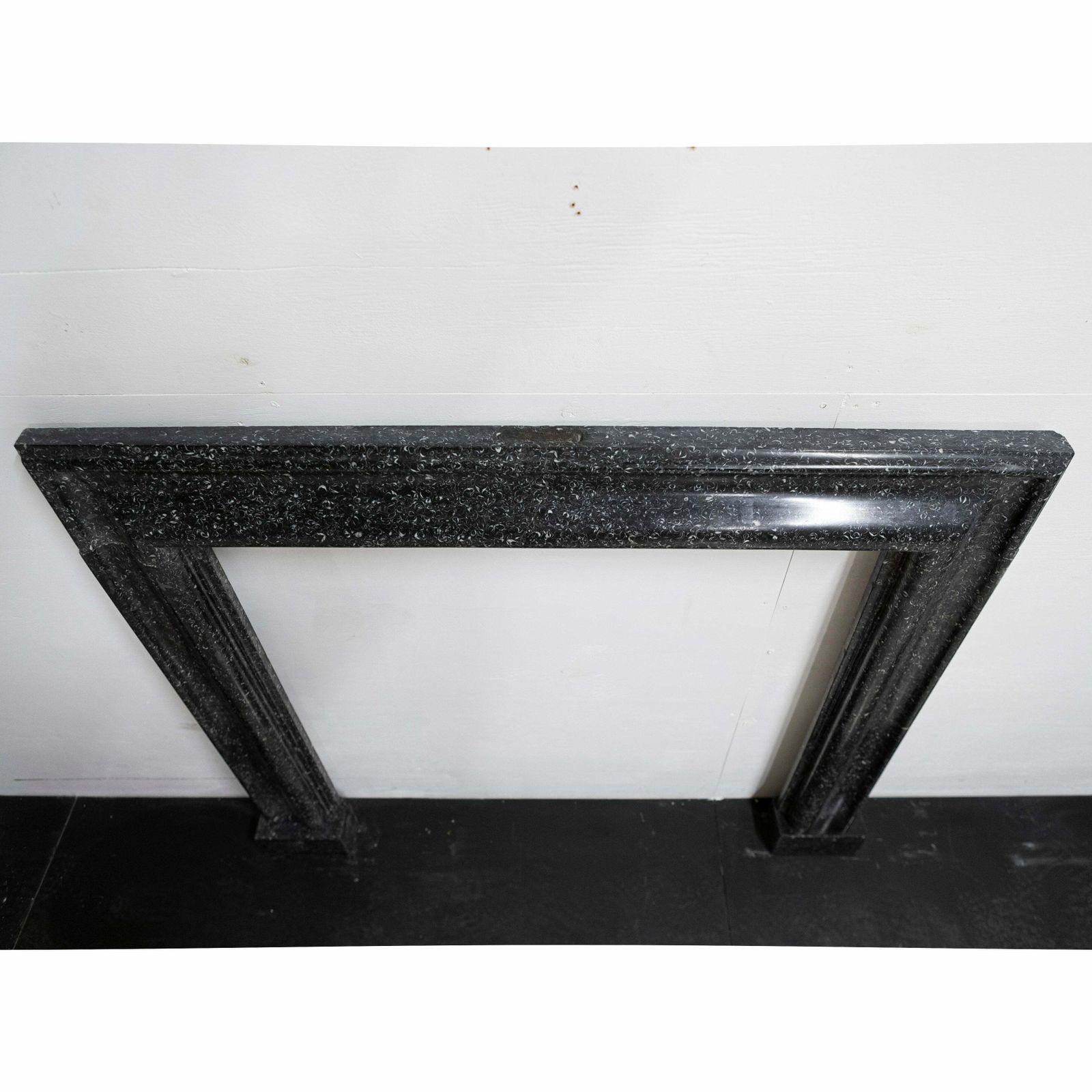 photo vinterior Splendid Antique 18th Century Kilkenny Marble Bolection Fireplace Surround
