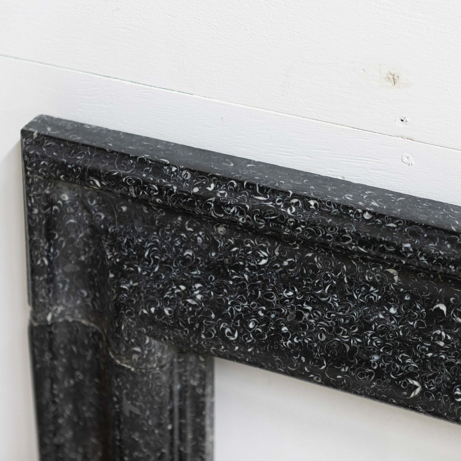 photo vintage Splendid Antique 18th Century Kilkenny Marble Bolection Fireplace Surround