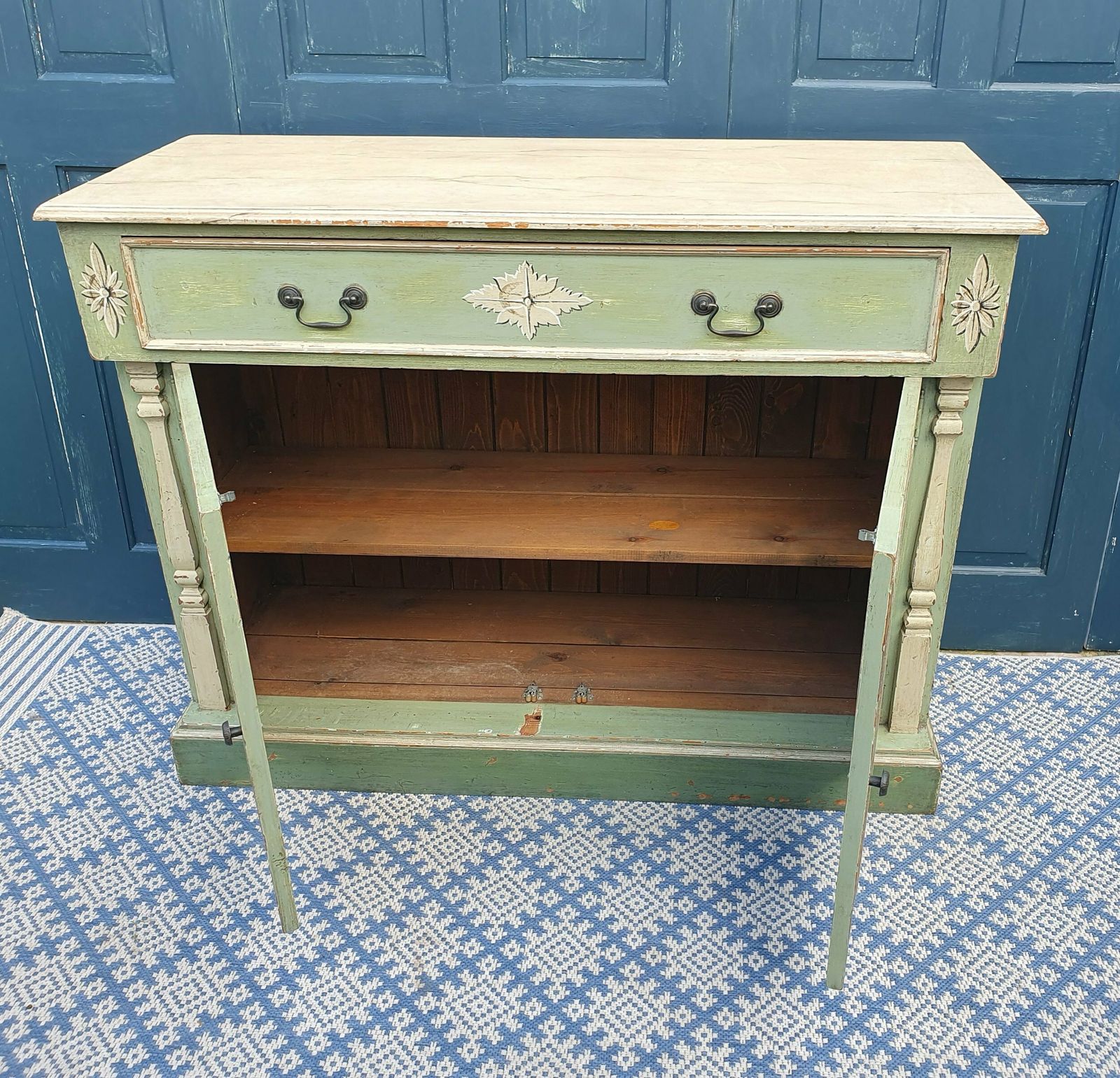 photo vinterior Hand Painted Antique Pine Cabinet