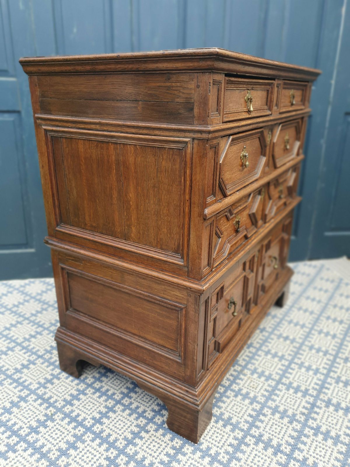 photo furniture 17th Century Oak Chest Of Drawers