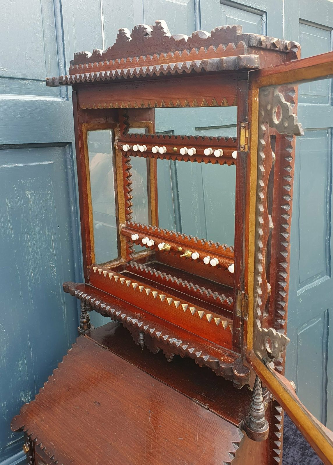 Tramp Art Cabinet, 1800s, Antique photo vinterior