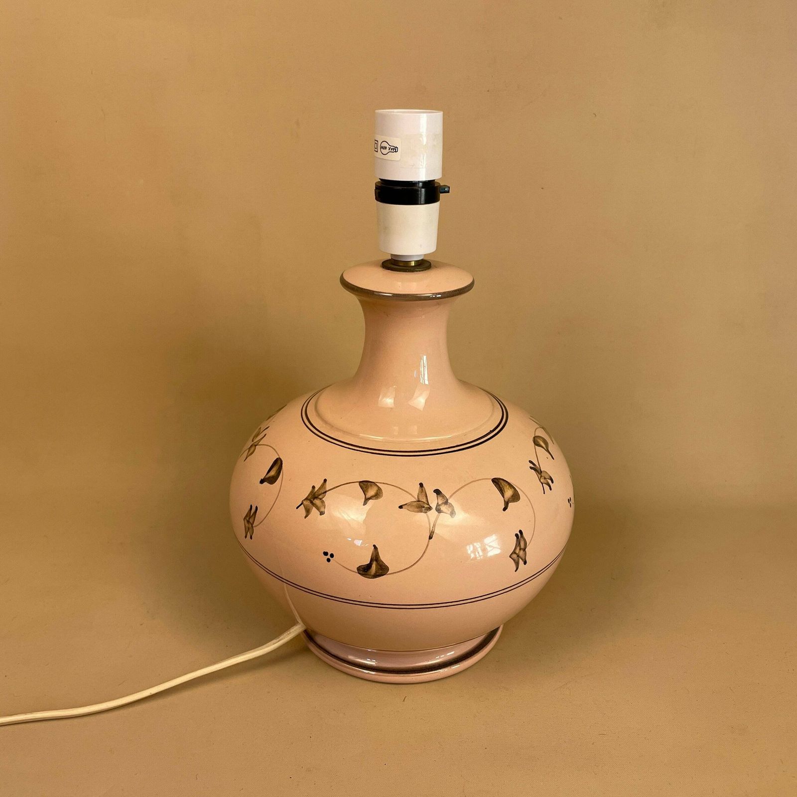 Vintage Ceramic Lamp Hand Painted Detail Retro Light Bedside Table Desk Porcelain Vase Pink Pattern Vintage Antique Cottage Round photo vinterior