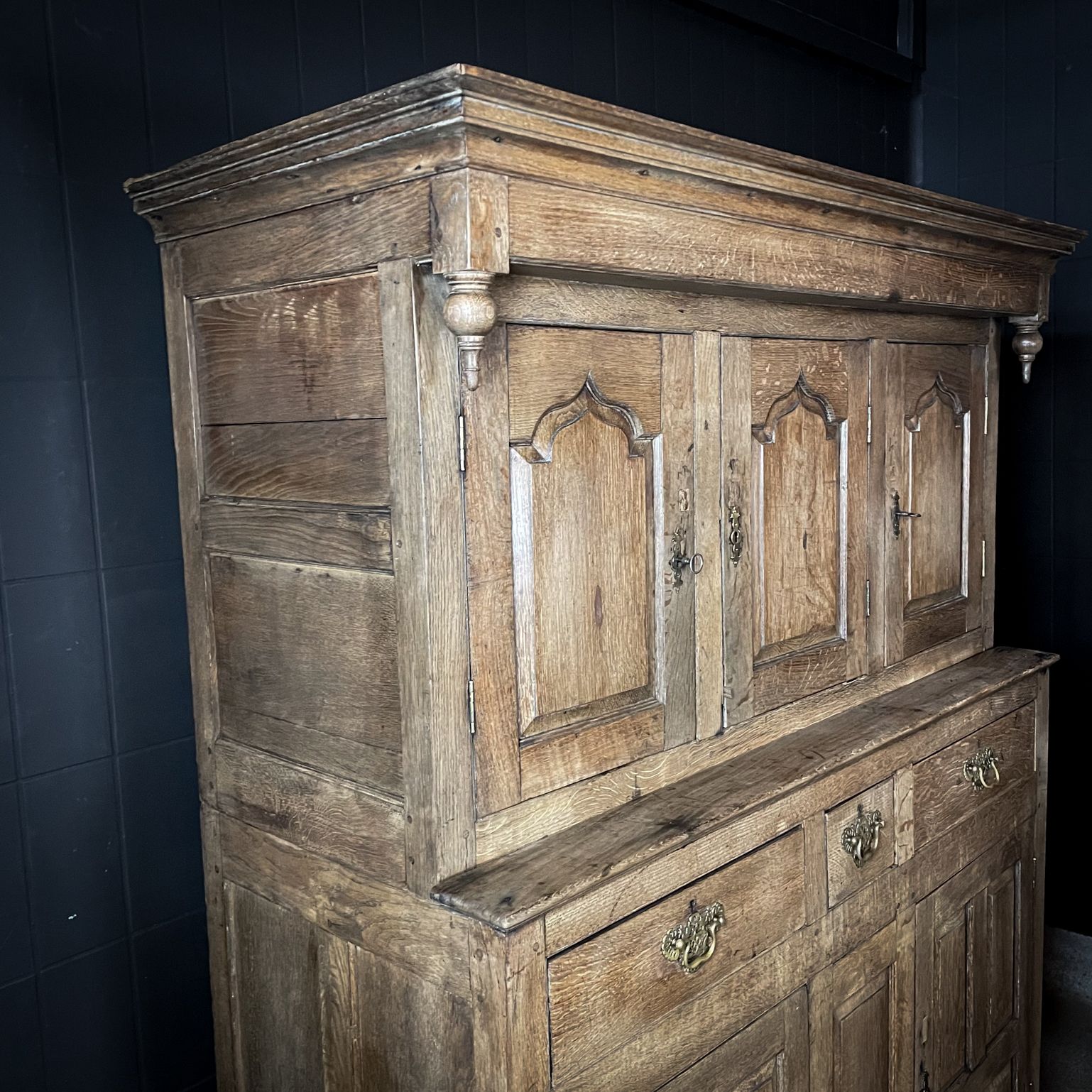 Meubels Rustiek Engels Antiek Eikenhouten Kabinet – Ca. 1740 photo