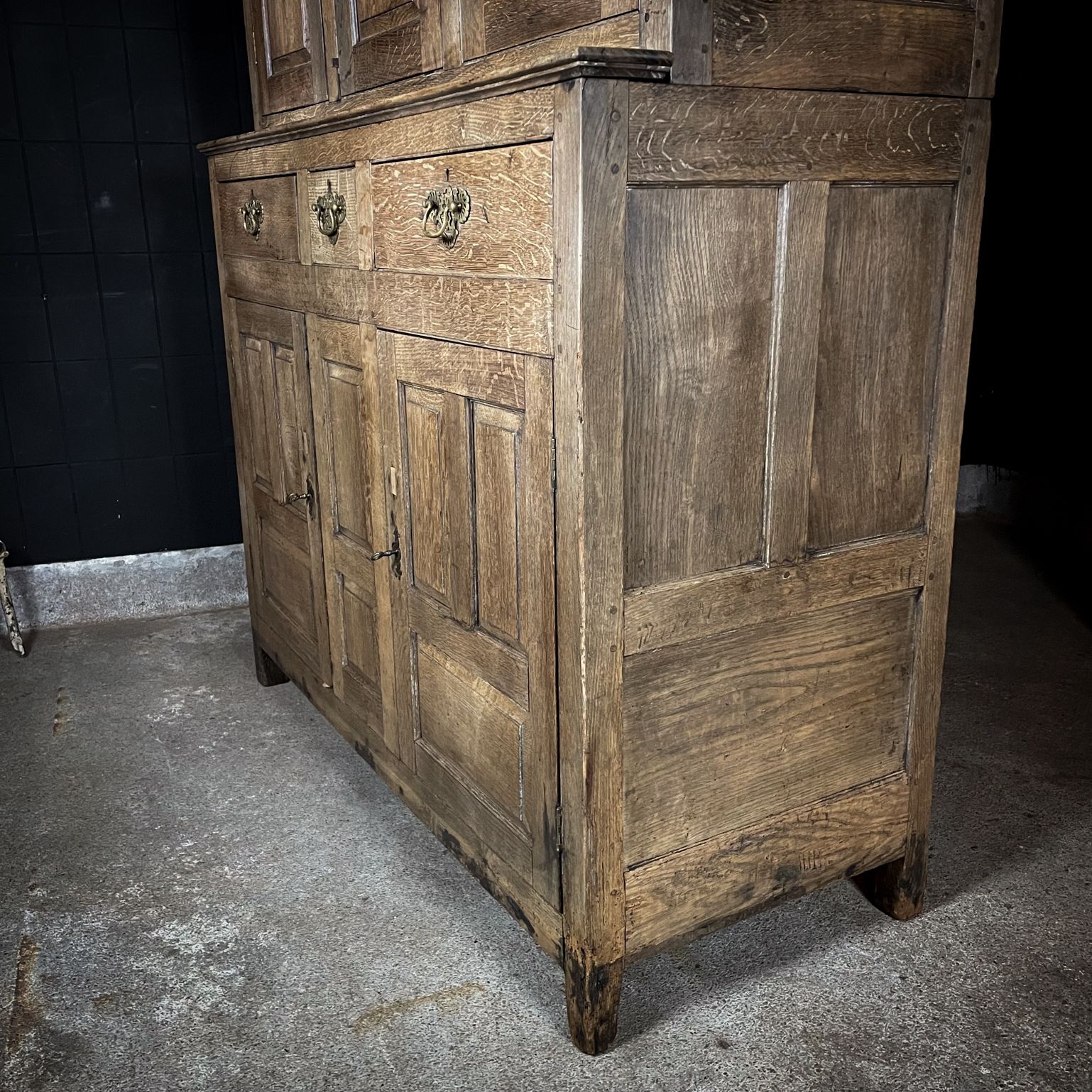 photo buy Rustiek Engels Antiek Eikenhouten Kabinet – Ca. 1740